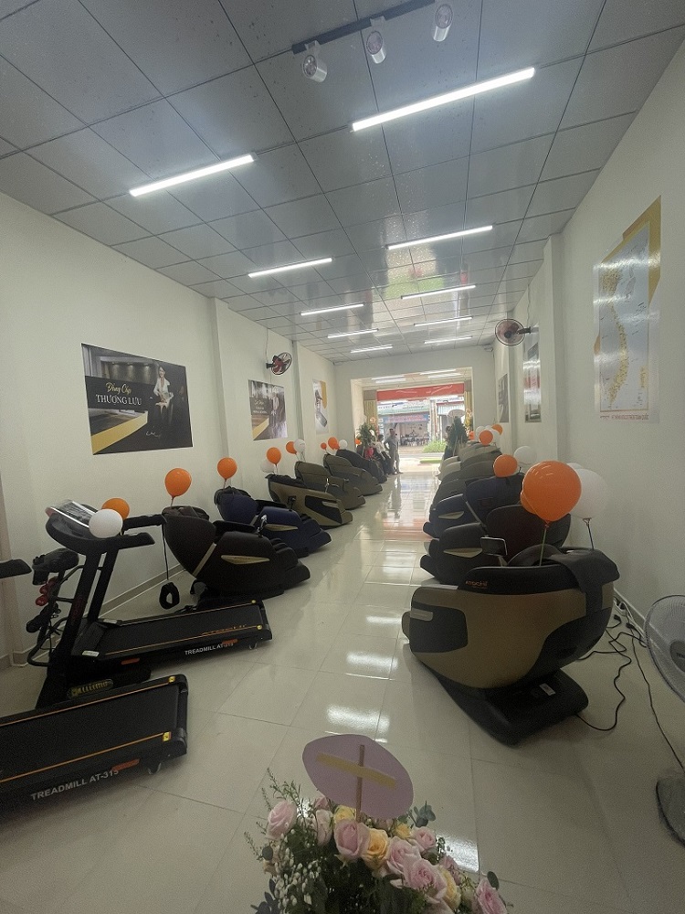 Sản phẩm ghế massage và máy chạy bộ tại cửa hàng của Atochi  