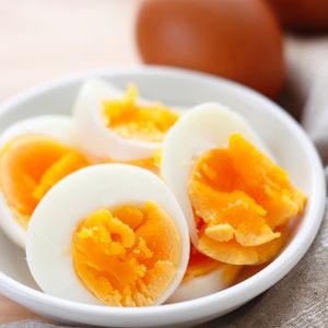 1 quả trứng gà luộc bao nhiêu calo trong đó? Ăn trứng gà bao nhiêu là đủ? 