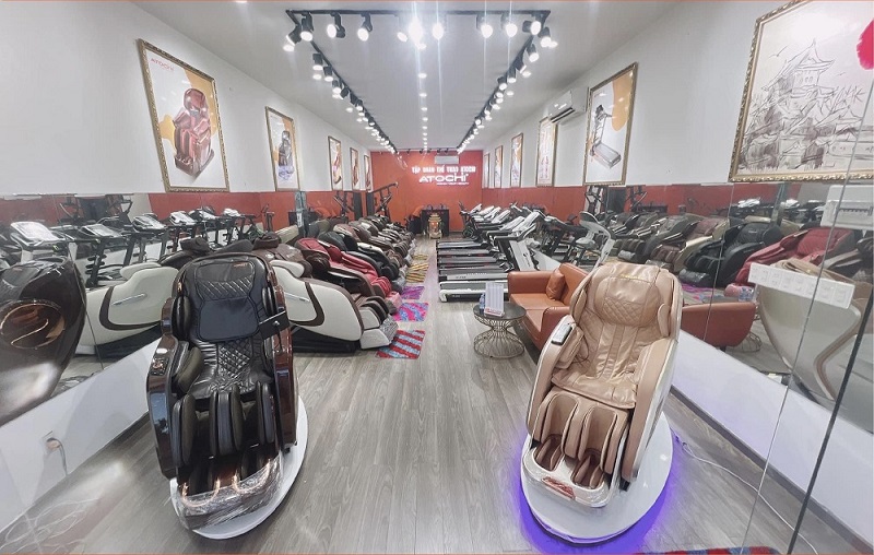 Hình ảnh máy chạy bộ và ghế massage tại cửa hàng của Atochi